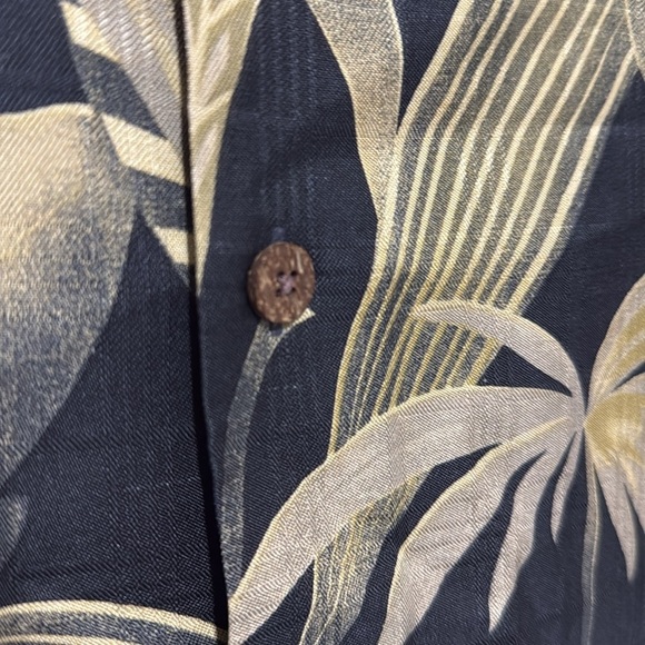 TOMMY BAHAMA FLORAL TROPICAL RESORT HAWAIIAN VACATION 100% SILK SHIRT MEDIUM - Picture 5 of 6